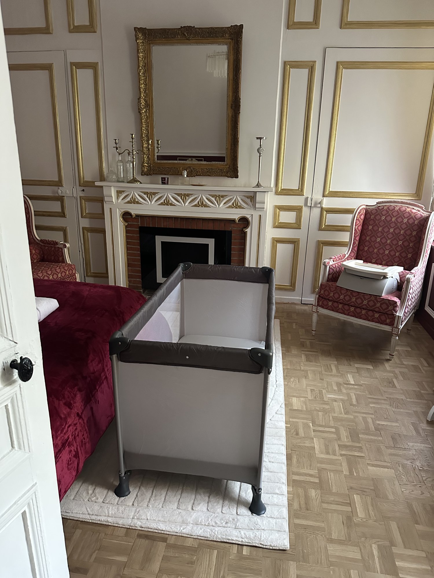 Chambre avec lit parapluie pour jeune enfant
