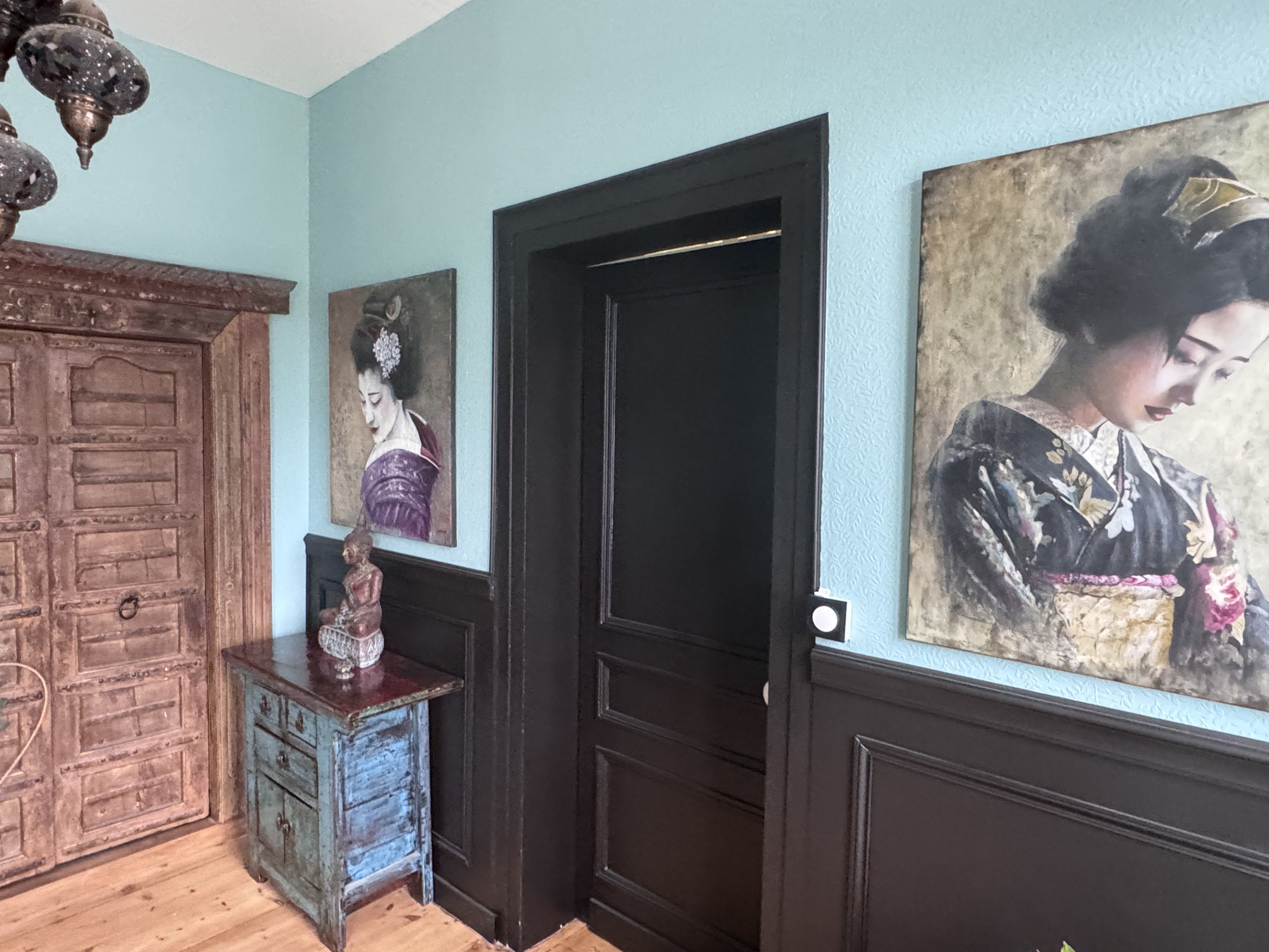 Couloir et armoire ancienne